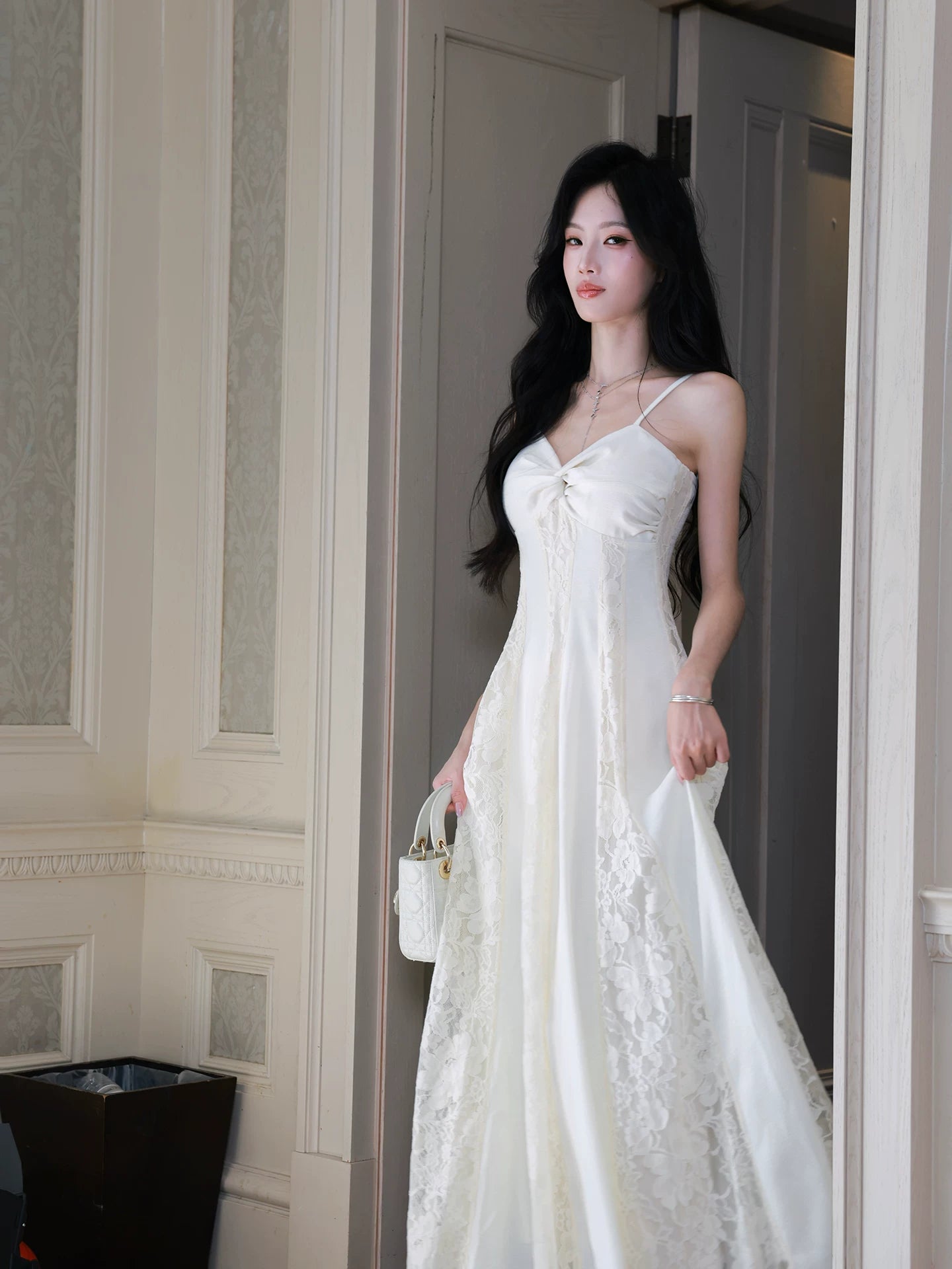 Robe de bal longue plissée en dentelle blanche, élégante, à fines bretelles spaghetti et coupe trapèze. Tenue idéale pour une remise de diplôme ou un anniversaire (N093).
