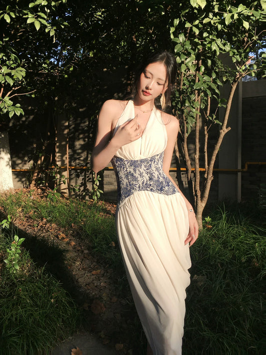 Elegantes A-Linien-Chiffonkleid mit Neckholder und Schlitz, auch als Ballkleid, Hochzeitsgastkleid oder Outfit zum 20. Geburtstag geeignet (AB2455)