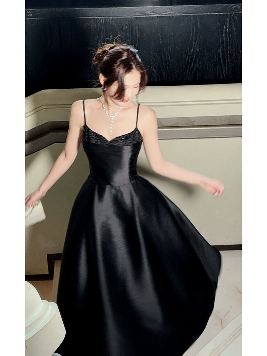 Elegantes schwarzes Satin-Abendkleid mit Spaghettiträgern in A-Linie, auch als Hochzeitsgastkleid oder Outfit für den 16. Geburtstag geeignet (AB2428).