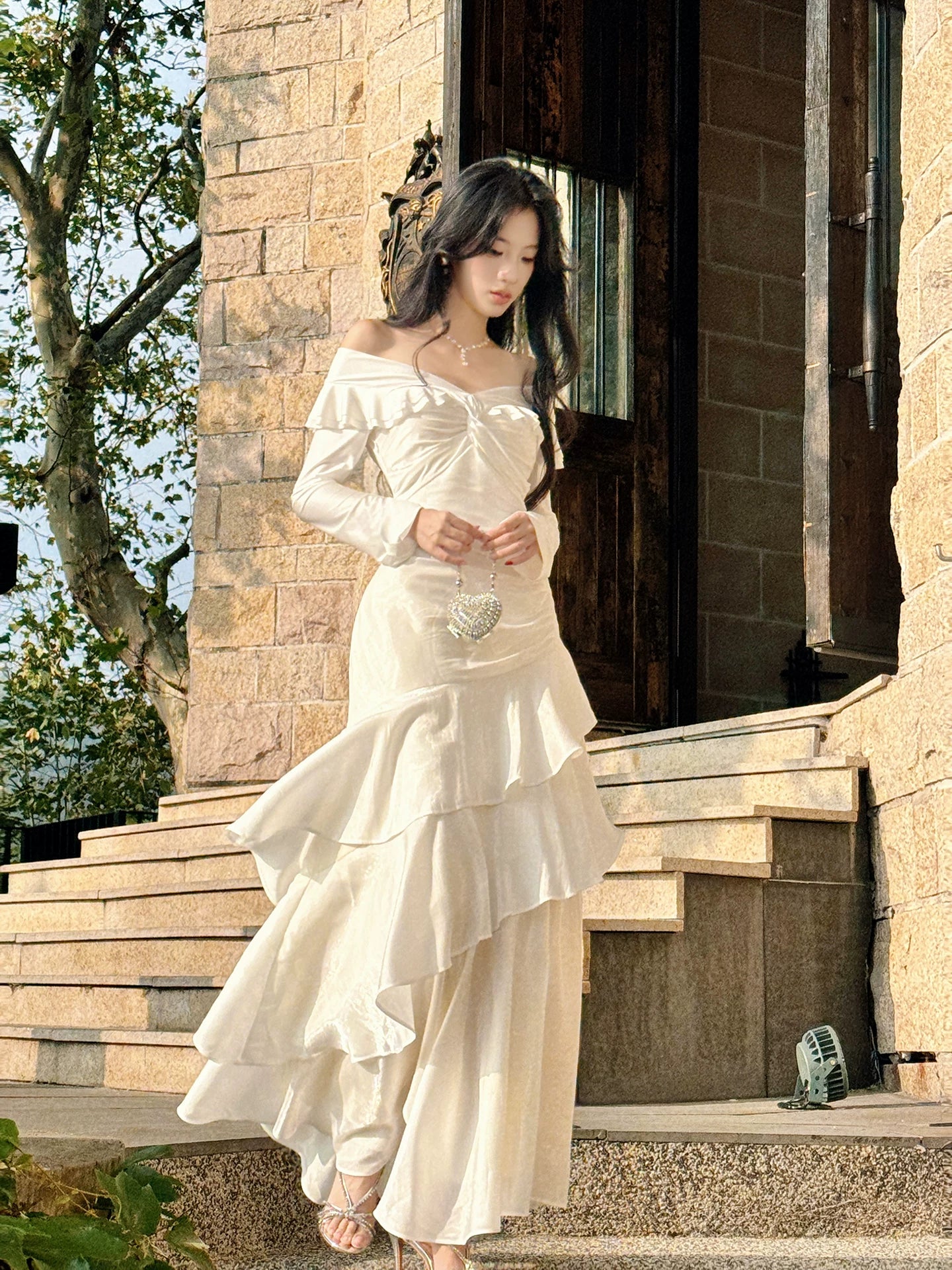 Robe de bal blanche sirène élégante à épaules dénudées et manches longues plissées, idéale pour une remise de diplôme ou un 20e anniversaire (N099)