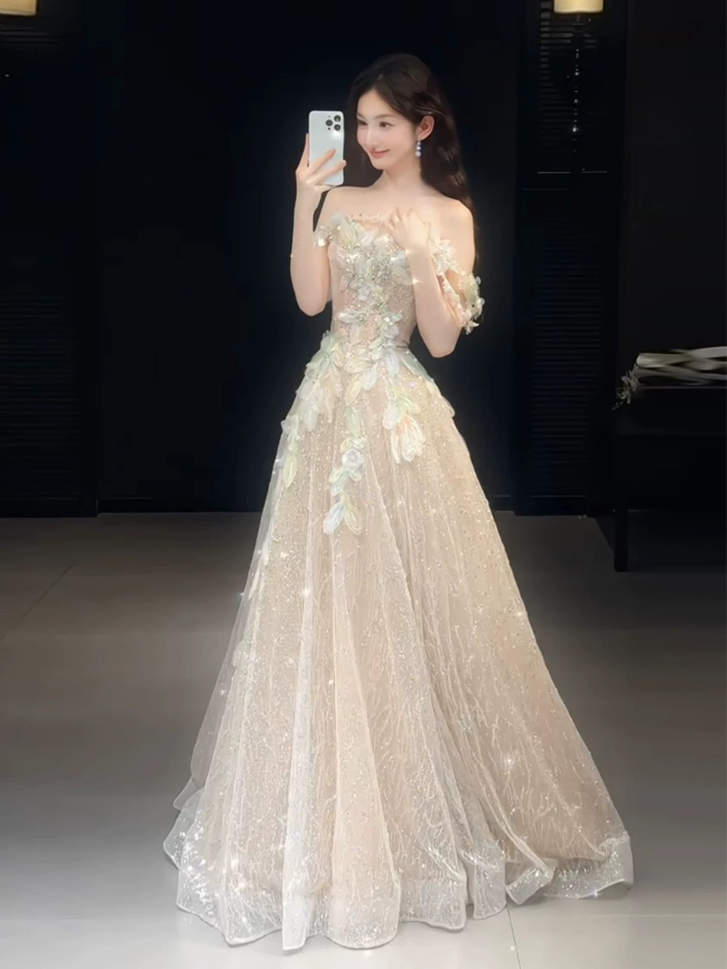 Robe de bal longue champagne à sequins, coupe trapèze, épaules dénudées et manches courtes - Idéale pour les soirées dansantes - AB2202