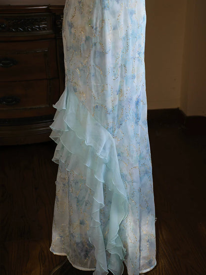Robe de bal vintage années 1960, coupe trapèze, bretelles spaghetti, en mousseline bleu clair. Inspiration robe de soirée longue pour un 18e anniversaire. AB2386