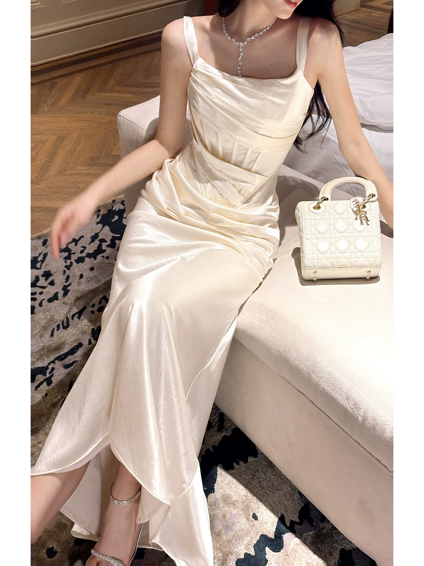Robe fourreau simple en satin blanc à col carré et plis, idéale pour un bal de fin d'année, une remise de diplômes, un 18e anniversaire ou une fête (N092)