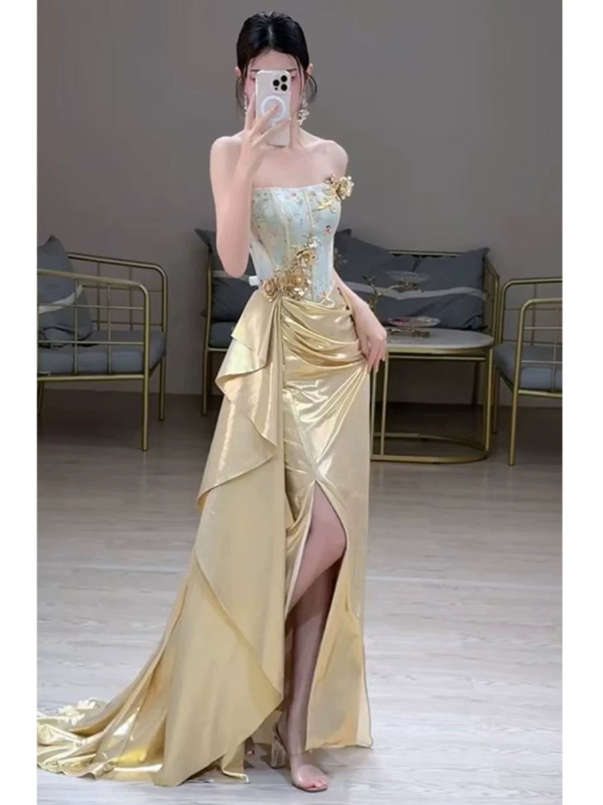 Robe de bal longue sirène dorée sans bretelles et fendue, style modeste, élégante et tendance, idéale pour les soirées et les fêtes de fin d'année (AB2235)