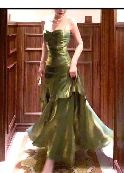 Robe de bal longue verte à fines bretelles style sirène, idéale pour les lycéennes, les jeunes filles et les jeunes filles. Parfaite pour une soirée de fin d'année ou un anniversaire (20 ans). Référence AB2501