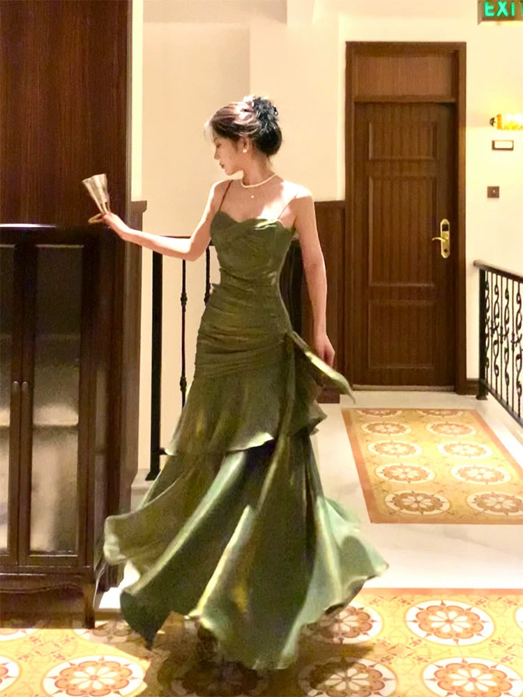 Robe de bal longue verte à fines bretelles style sirène, idéale pour les lycéennes, les jeunes filles et les jeunes filles. Parfaite pour une soirée de fin d'année ou un anniversaire (20 ans). Référence AB2501