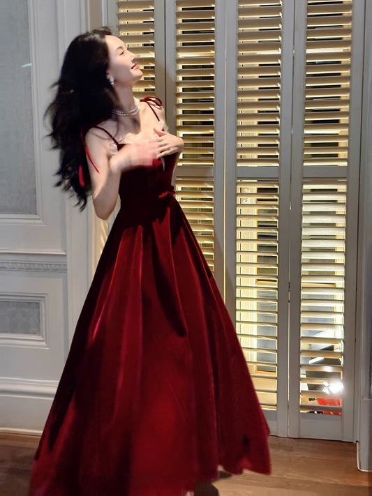 Elegantes, burgunderrotes, langes A-Linien-Abendkleid mit Spaghettiträgern, auch als Hochzeitsgastkleid oder Outfit zum 20. Geburtstag geeignet (AB2487)