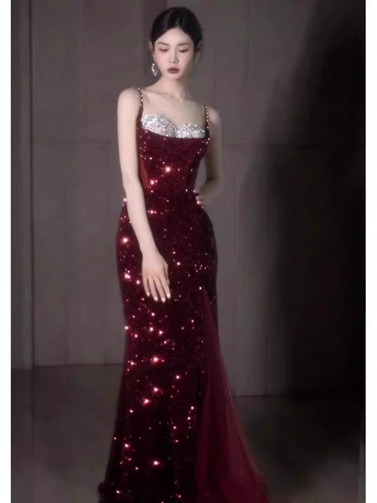 Robe de bal longue sirène glamour à fines bretelles et sequins bordeaux, idéale pour une soirée d'anniversaire (20 ans), AB2245