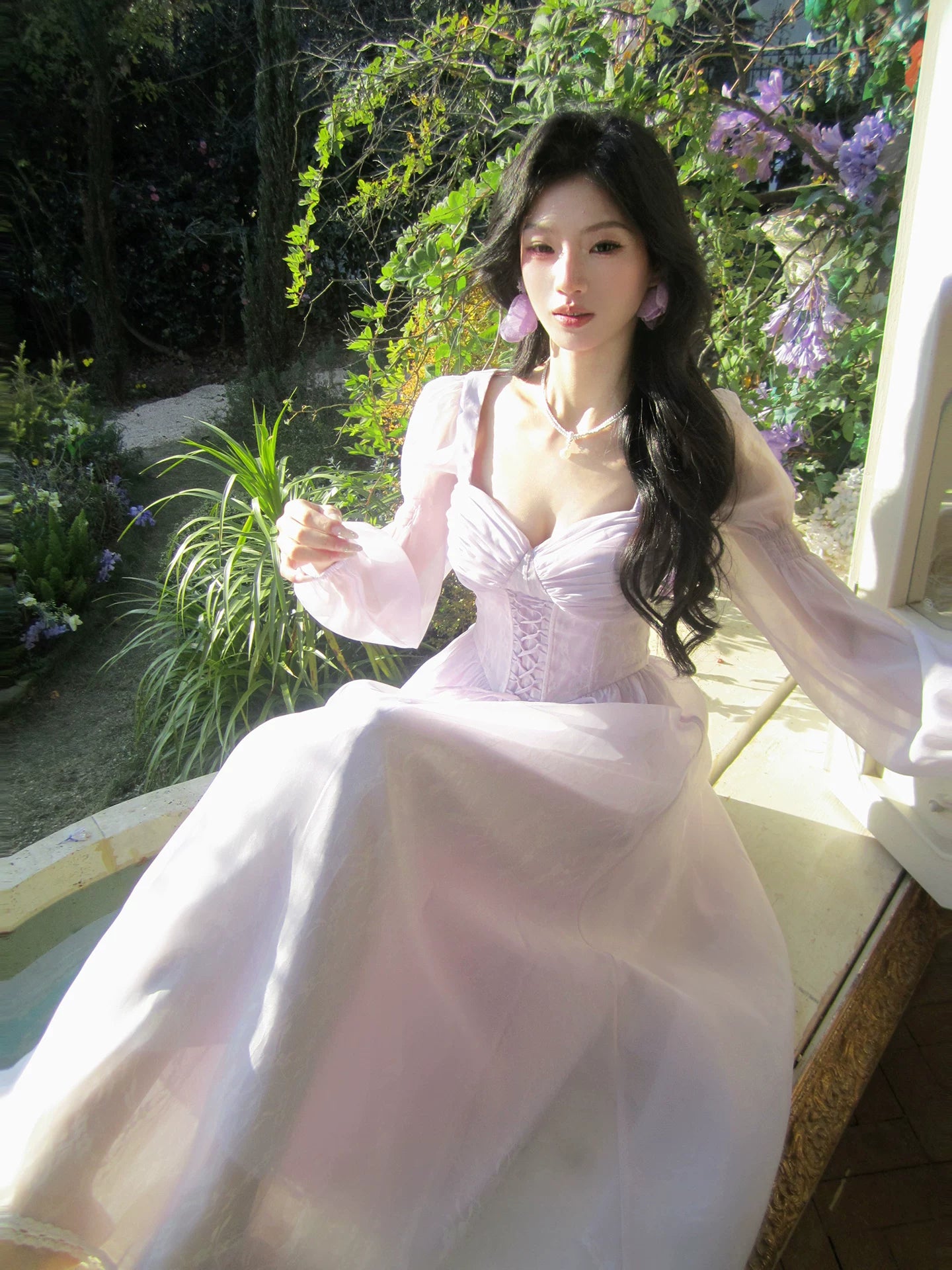 Elegantes, knöchellanges, lilafarbenes Chiffon-Abendkleid mit A-Linien-Ausschnitt und langen Ärmeln, auch als Hochzeitsgastkleid oder Outfit für den 20. Geburtstag geeignet (AB2439).