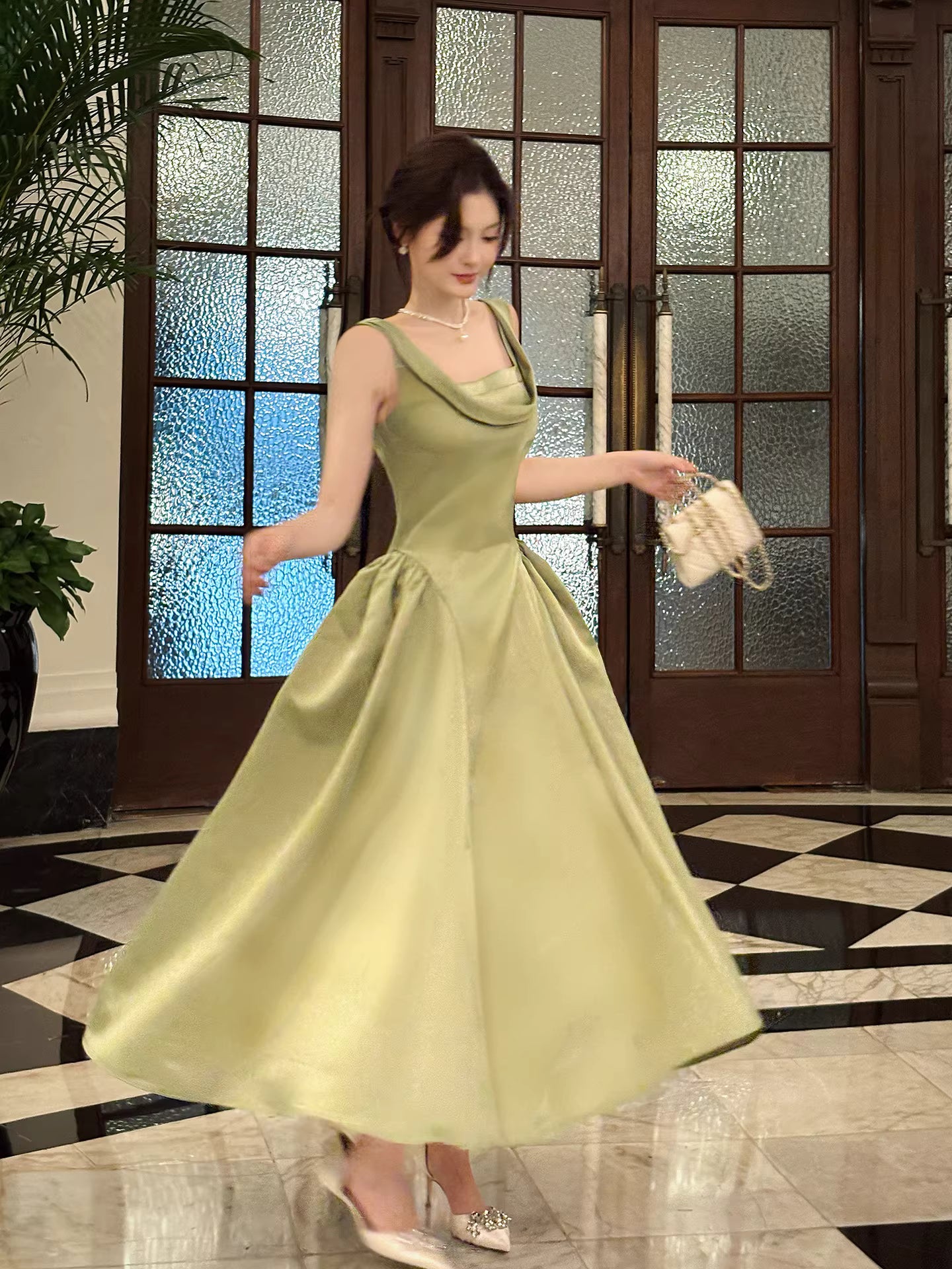 Robe de bal élégante en satin vert, coupe trapèze, col carré, longueur cheville, idéale pour une soirée d'anniversaire ou un 17e anniversaire (AB2481)