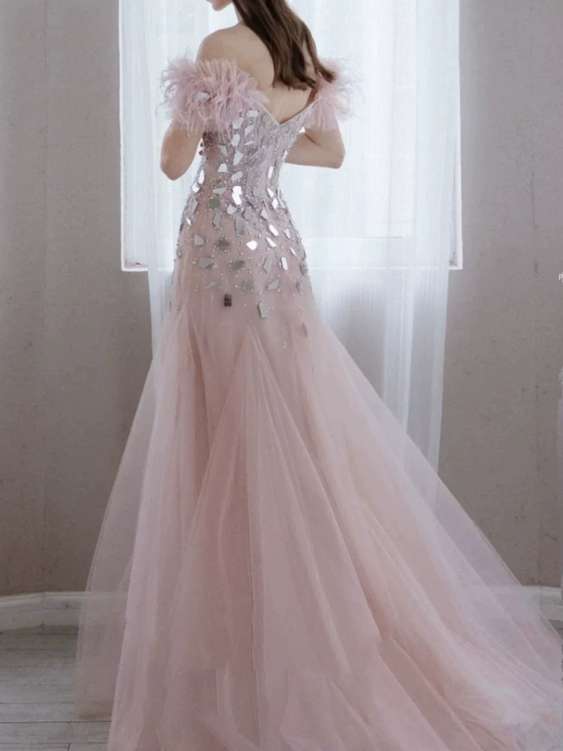 Elegantes Meerjungfrauen-Abendkleid aus rosa Tüll mit schulterfreiem Schnitt – Inspiration für lange Partykleider und Outfits zum 19. Geburtstag AB2304