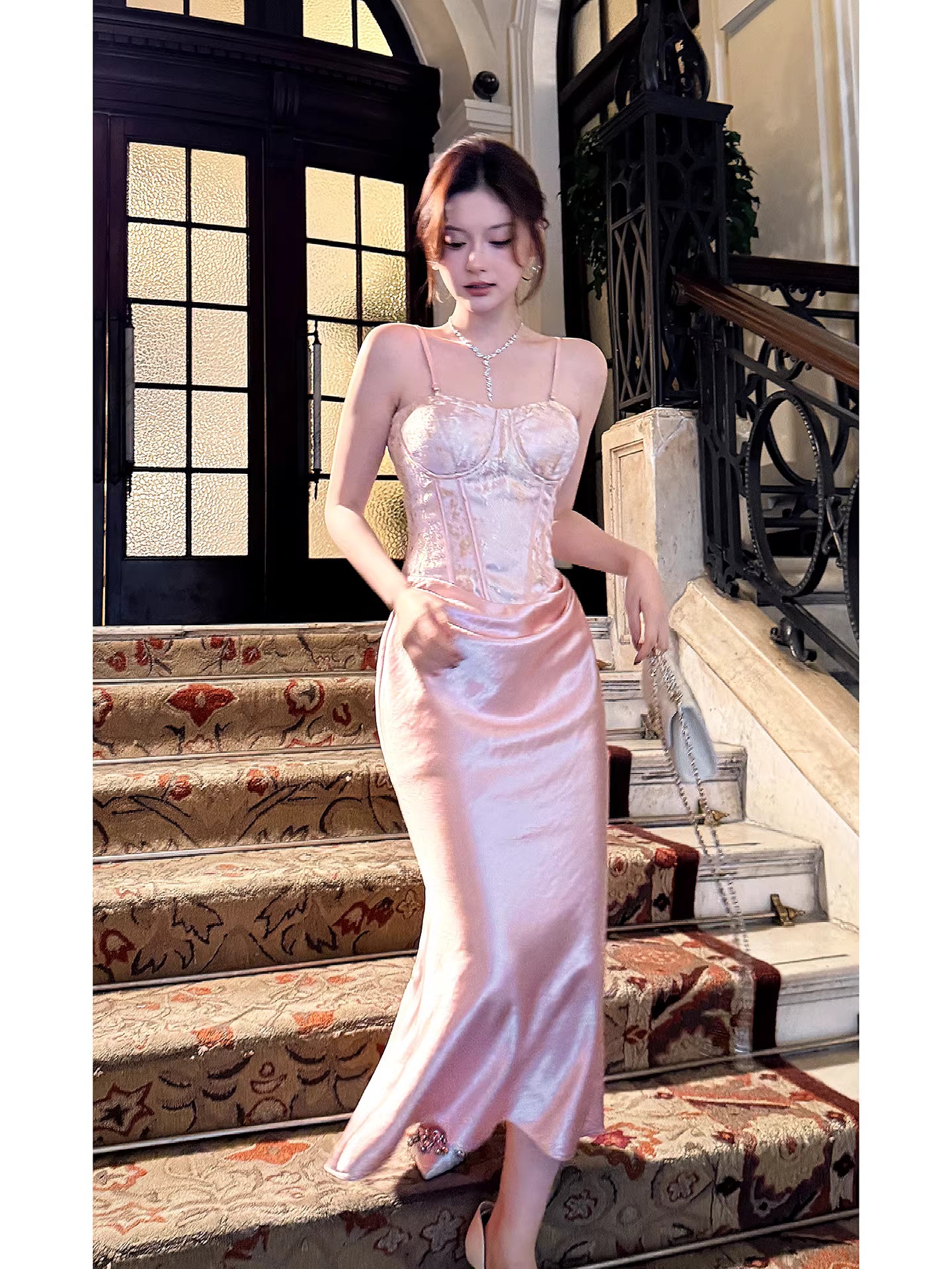 Robe de bal longue rose à fines bretelles spaghetti et volants, style sirène, idéale pour un mariage ou un 20e anniversaire (AB2489)