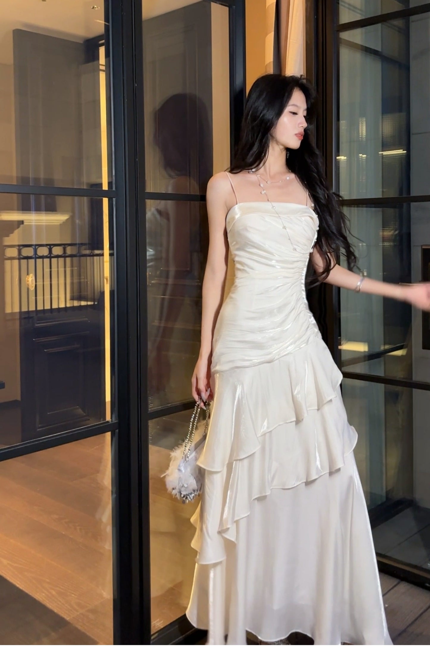 Robe de bal longue blanche à fines bretelles spaghetti et volants, style sirène, idéale pour les lycéennes, les jeunes filles et les jeunes filles. Parfaite pour une soirée de fin d'année ou un anniversaire (20 ans). Référence : AB2503