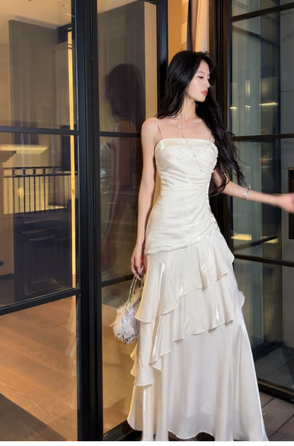 Robe de bal longue blanche à fines bretelles spaghetti et volants, style sirène, idéale pour les lycéennes, les jeunes filles et les jeunes filles. Parfaite pour une soirée de fin d'année ou un anniversaire (20 ans). Référence : AB2503