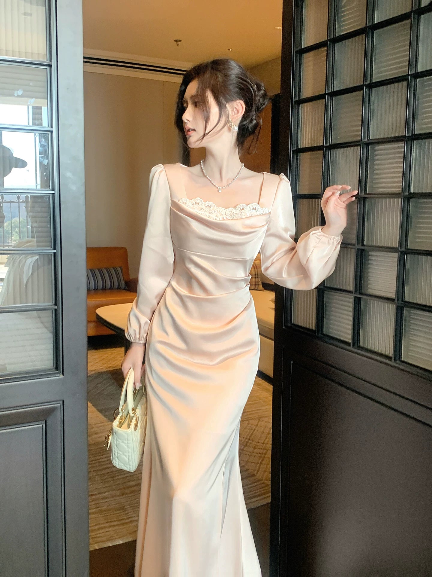 Robe de bal élégante sirène en satin soyeux rose, col carré, longueur cheville, idéale pour une soirée d'anniversaire ou un 16e anniversaire (AB2432)