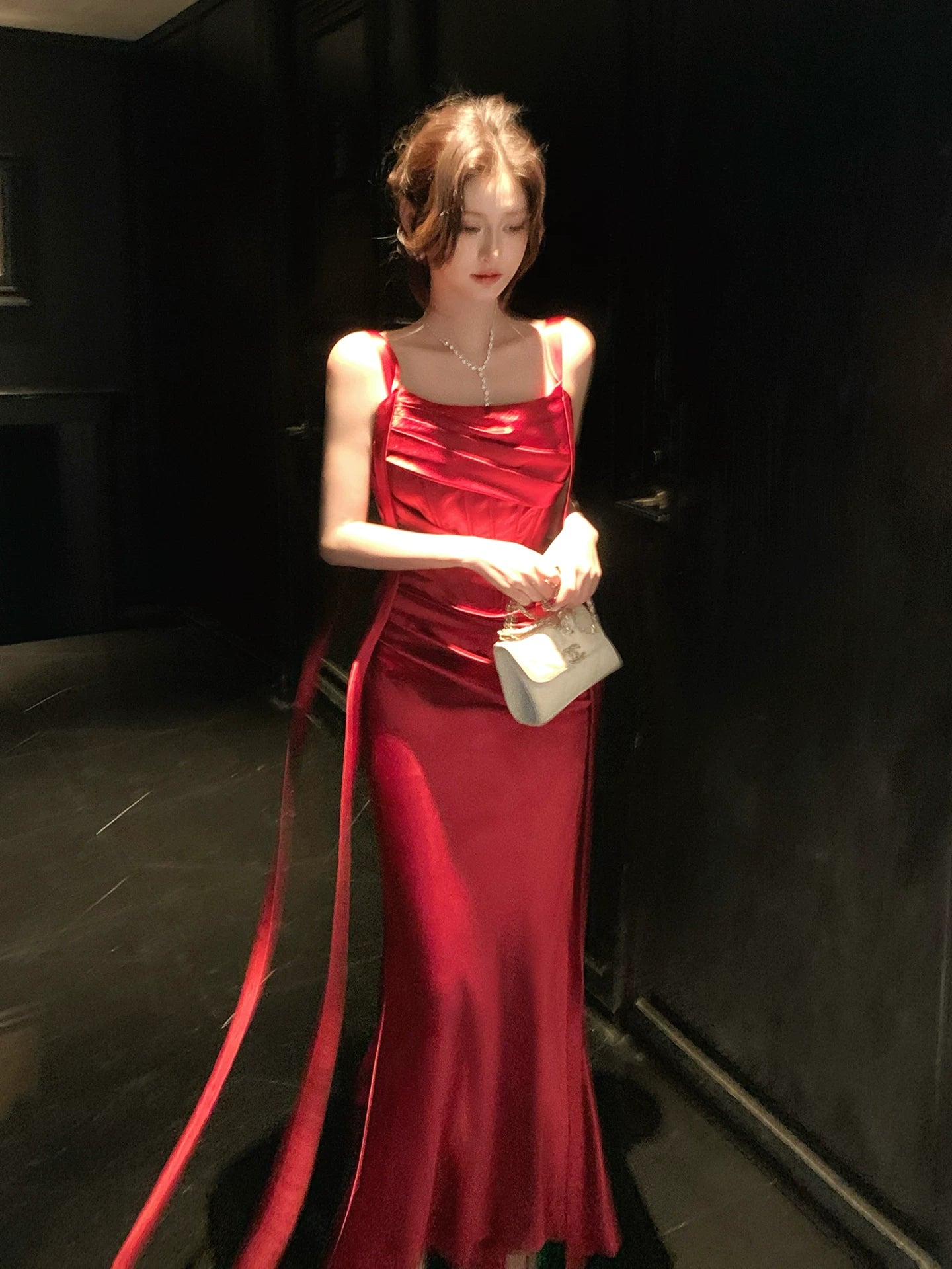 Robe de bal longue rouge satinée sans manches à fines bretelles, style sirène, idéale pour une soirée d'anniversaire ou un 16e anniversaire (AB2437)