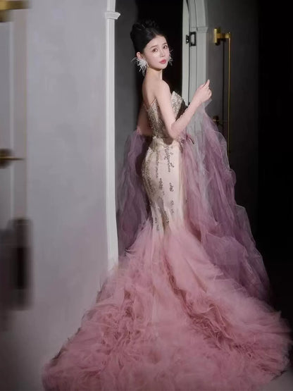 Luxuriöses, trägerloses Meerjungfrauen-Kleid aus rosa Tüll mit gestufter Schleppe – Inspiration für lange Partykleider, Abendkleider und Outfits zum 20. Geburtstag AB2235