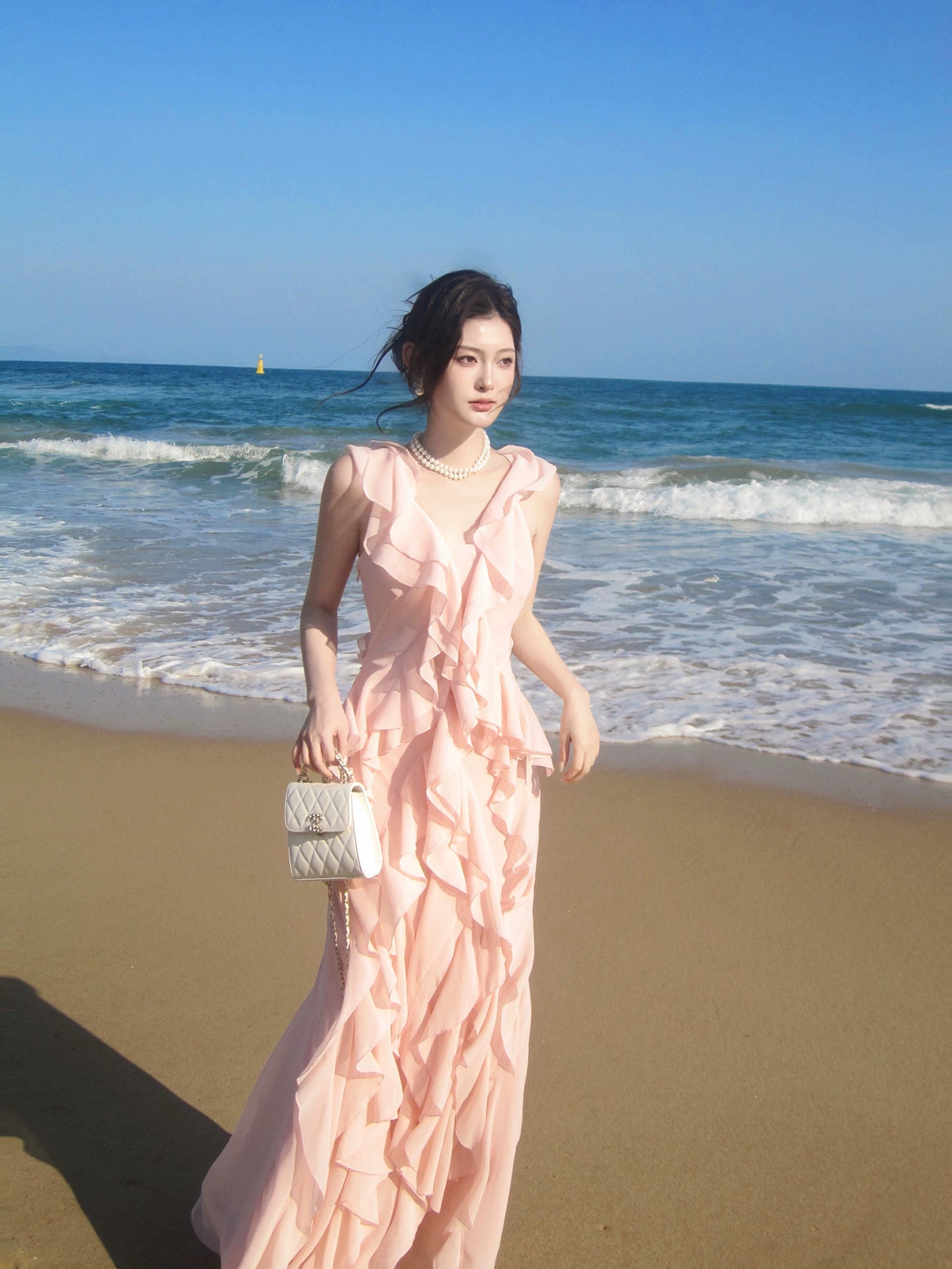 Robe de bal longue en mousseline rose corail, coupe trapèze, col en V, style simple, idéale pour un 16e anniversaire (AB2412)
