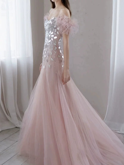 Elegantes Meerjungfrauen-Abendkleid aus rosa Tüll mit schulterfreiem Schnitt – Inspiration für lange Partykleider und Outfits zum 19. Geburtstag AB2304