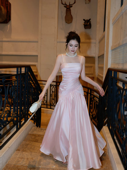 Robe de bal longue plissée en satin rose satiné à fines bretelles, style sirène élégante. Tenue idéale pour une remise de diplôme, un anniversaire ou les fêtes (N083).