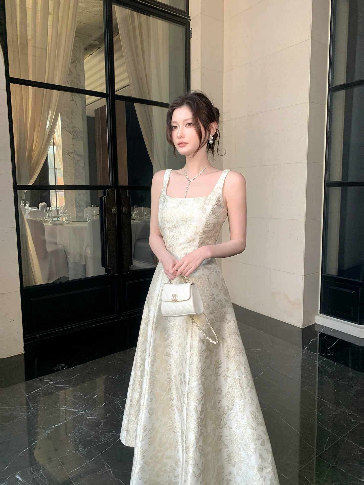 Robe de bal élégante en satin fleuri, coupe trapèze, col carré, longueur cheville, idéale pour une soirée d'anniversaire ou un 16e anniversaire (AB2415)