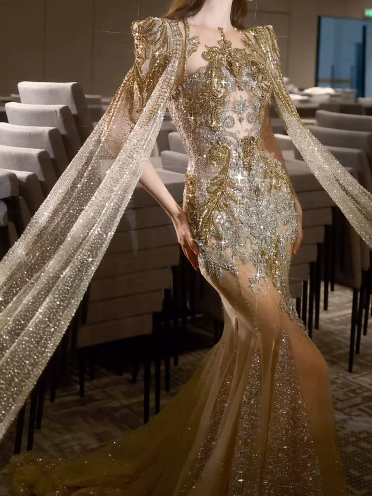 Robe de mariée sirène luxueuse à col rond et manches longues dorées avec cape et sequins, coupe ajustée AB2283