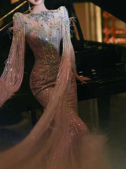 Robe de mariée sirène rose à col rond et manches longues avec cape et sequins, coupe ajustée, référence AB2274
