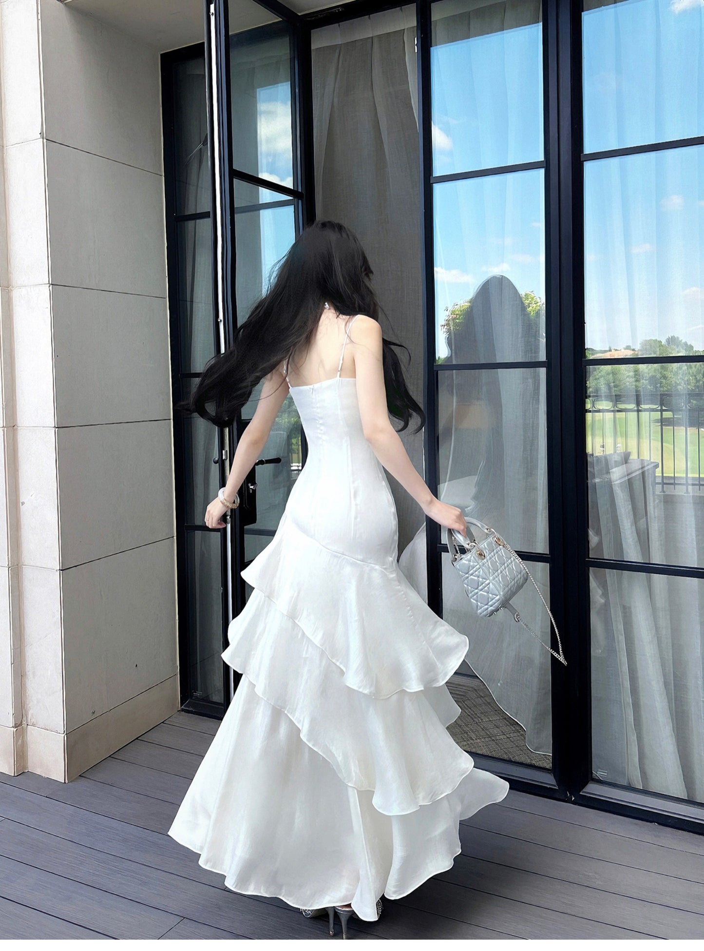 Robe de bal longue blanche à fines bretelles spaghetti et volants, style sirène, idéale pour les lycéennes, les jeunes filles et les jeunes filles. Parfaite pour une soirée de fin d'année ou un anniversaire (20 ans). Référence : AB2503