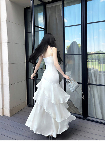 Robe de bal longue blanche à fines bretelles spaghetti et volants, style sirène, idéale pour les lycéennes, les jeunes filles et les jeunes filles. Parfaite pour une soirée de fin d'année ou un anniversaire (20 ans). Référence : AB2503