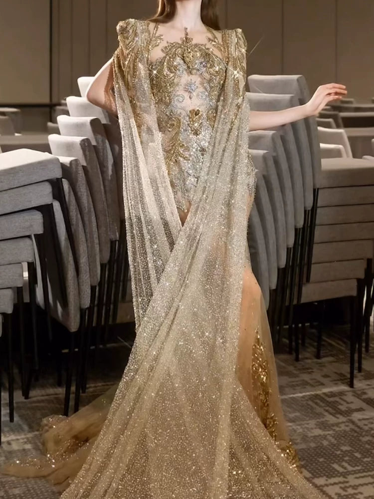 Robe de mariée sirène luxueuse à col rond et manches longues dorées avec cape et sequins, coupe ajustée AB2283