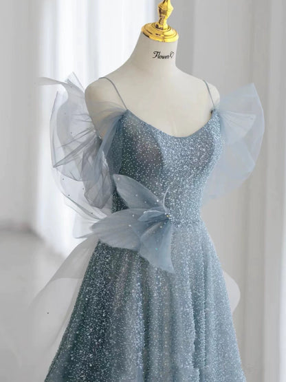 Robe de bal sobre à fines bretelles en tulle bleu poudré, inspiration pour une longue soirée de 20 ans ou un bal de promo (AB2332).