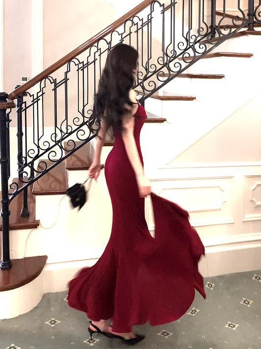 Elegantes, burgunderrotes Meerjungfrauen-Abendkleid mit Spaghettiträgern, auch als Hochzeitsgastkleid oder Outfit zum 20. Geburtstag geeignet (AB2493).