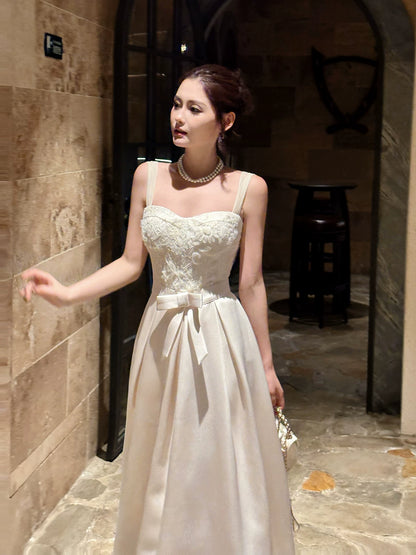 Robe de bal modeste en satin ivoire et dentelle, coupe trapèze, décolleté cœur, idéale pour un mariage ou une fête d'anniversaire (AB2433)