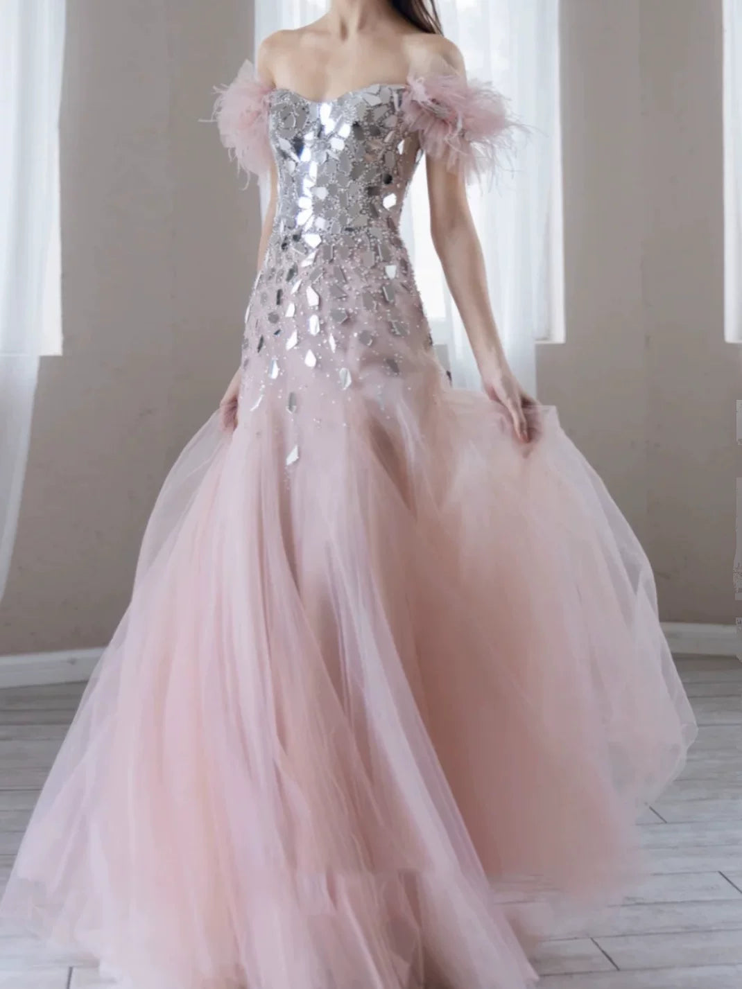 Elegantes Meerjungfrauen-Abendkleid aus rosa Tüll mit schulterfreiem Schnitt – Inspiration für lange Partykleider und Outfits zum 19. Geburtstag AB2304