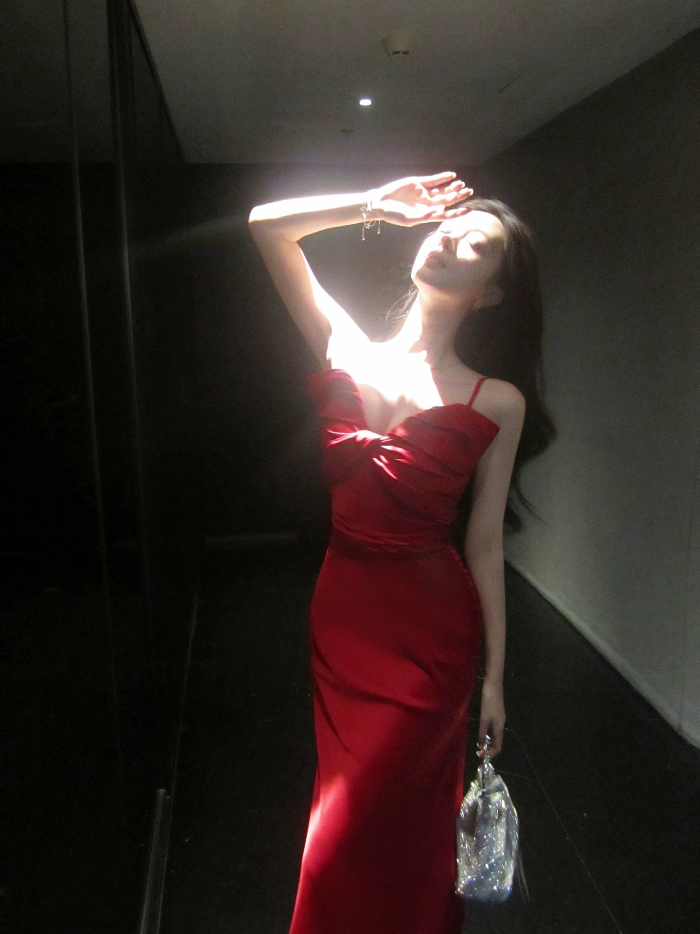 Robe de bal sirène élégante en satin rouge à fines bretelles, longueur cheville, idéale pour une soirée d'anniversaire ou un 17e anniversaire (AB2459)