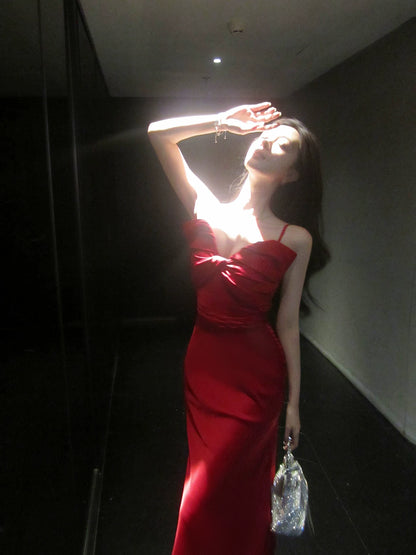 Robe de bal sirène élégante en satin rouge à fines bretelles, longueur cheville, idéale pour une soirée d'anniversaire ou un 17e anniversaire (AB2459)