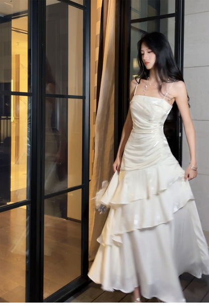 Robe de bal longue blanche à fines bretelles spaghetti et volants, style sirène, idéale pour les lycéennes, les jeunes filles et les jeunes filles. Parfaite pour une soirée de fin d'année ou un anniversaire (20 ans). Référence : AB2503