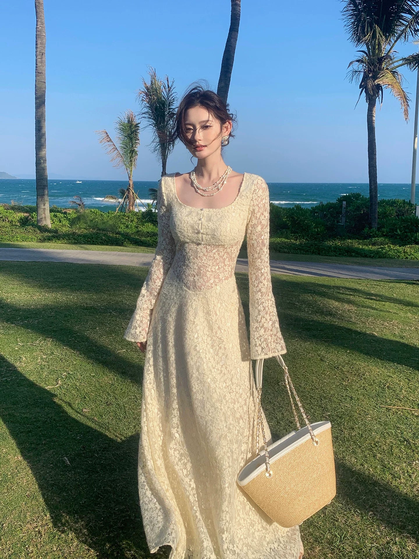 Robe de bal élégante en dentelle blanche, coupe trapèze, col carré, manches longues, idéale pour une soirée d'anniversaire ou un 16e anniversaire (AB2467)