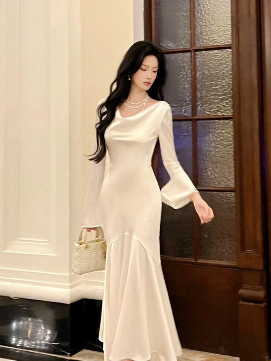 Elegantes Meerjungfrauen-Abendkleid aus weißem Satin mit Wasserfallausschnitt, knöchellang, lange Ärmel, auch als Hochzeitsgastkleid oder Outfit zum 20. Geburtstag geeignet (AB2478).