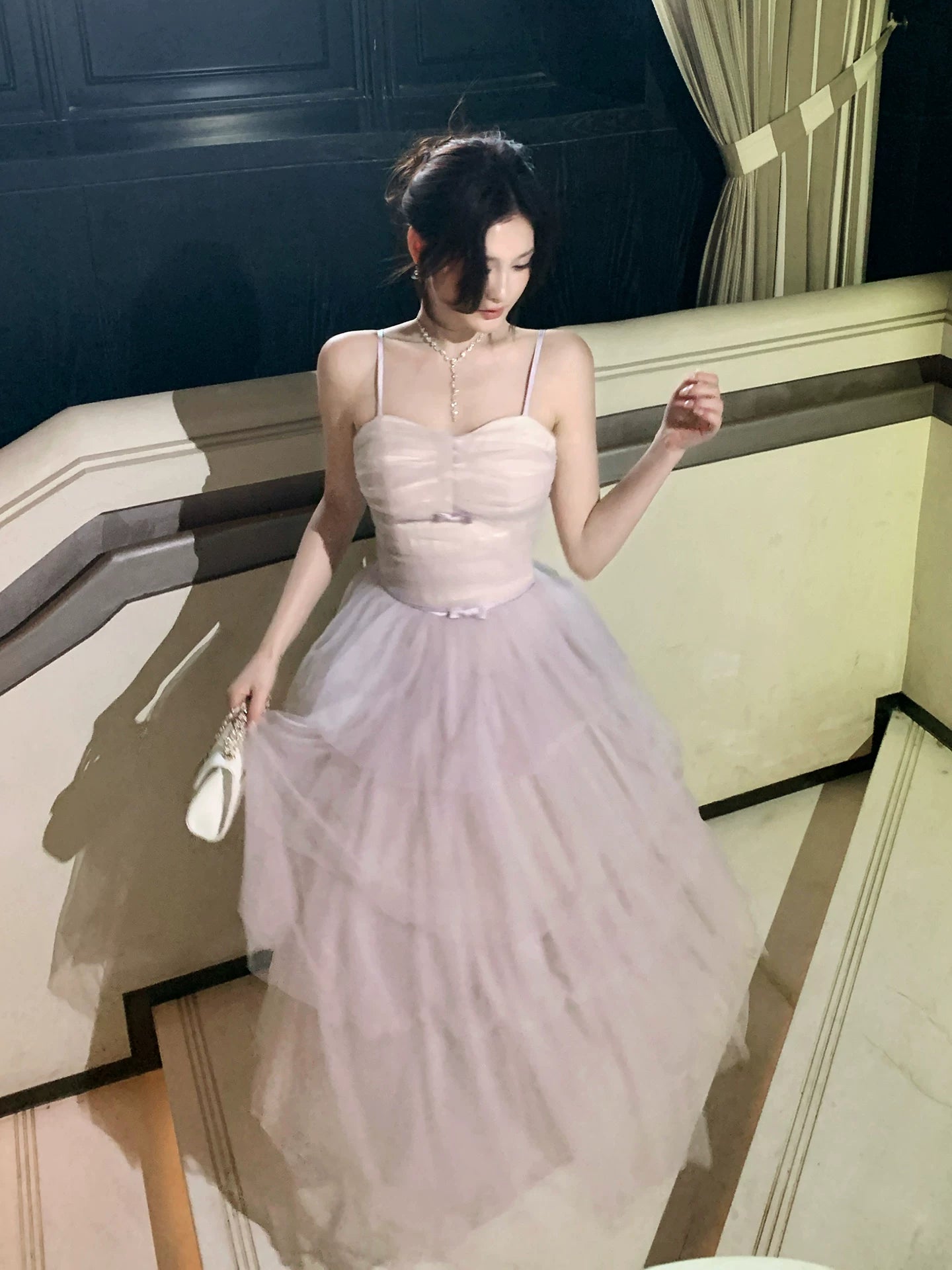 Robe de bal rose en tulle à fines bretelles et coupe trapèze, idéale pour un mariage ou une fête d'anniversaire (16 ans) - AB2427