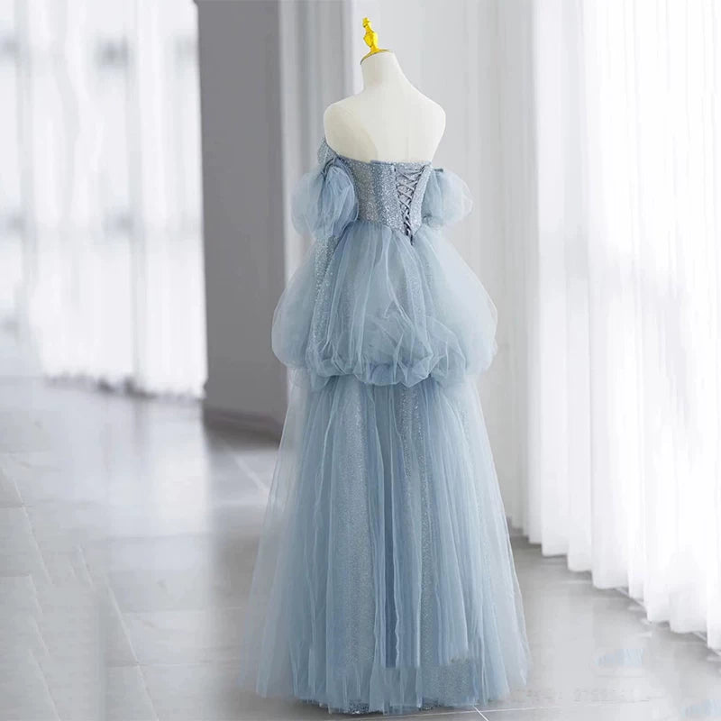 Elegantes, schulterfreies Ballkleid aus staubblauem Tüll – Inspiration für lange Party- und Abendkleider, Outfits zum 20. Geburtstag AB2331