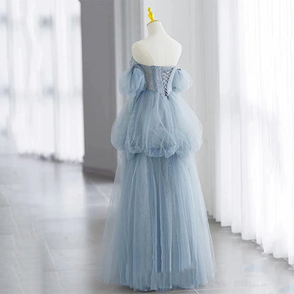 Elegantes, schulterfreies Ballkleid aus staubblauem Tüll – Inspiration für lange Party- und Abendkleider, Outfits zum 20. Geburtstag AB2331