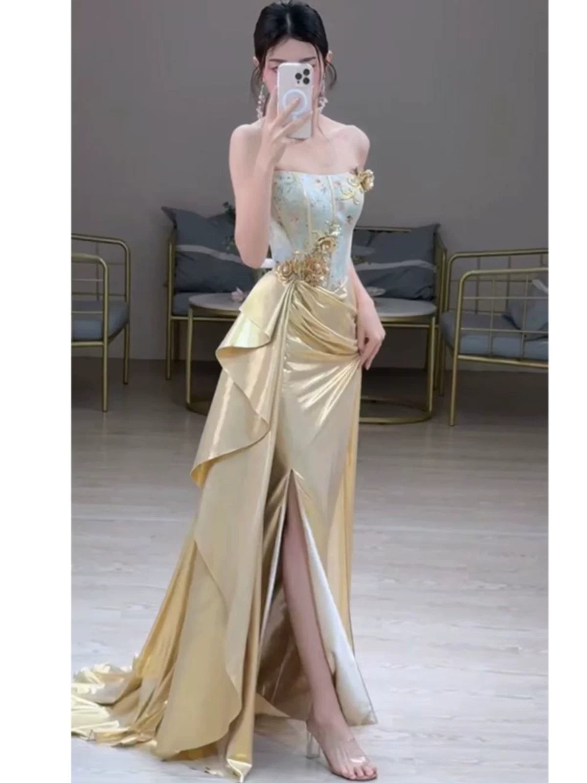 Robe de bal longue sirène dorée sans bretelles et fendue, style modeste, élégante et tendance, idéale pour les soirées et les fêtes de fin d'année (AB2235)