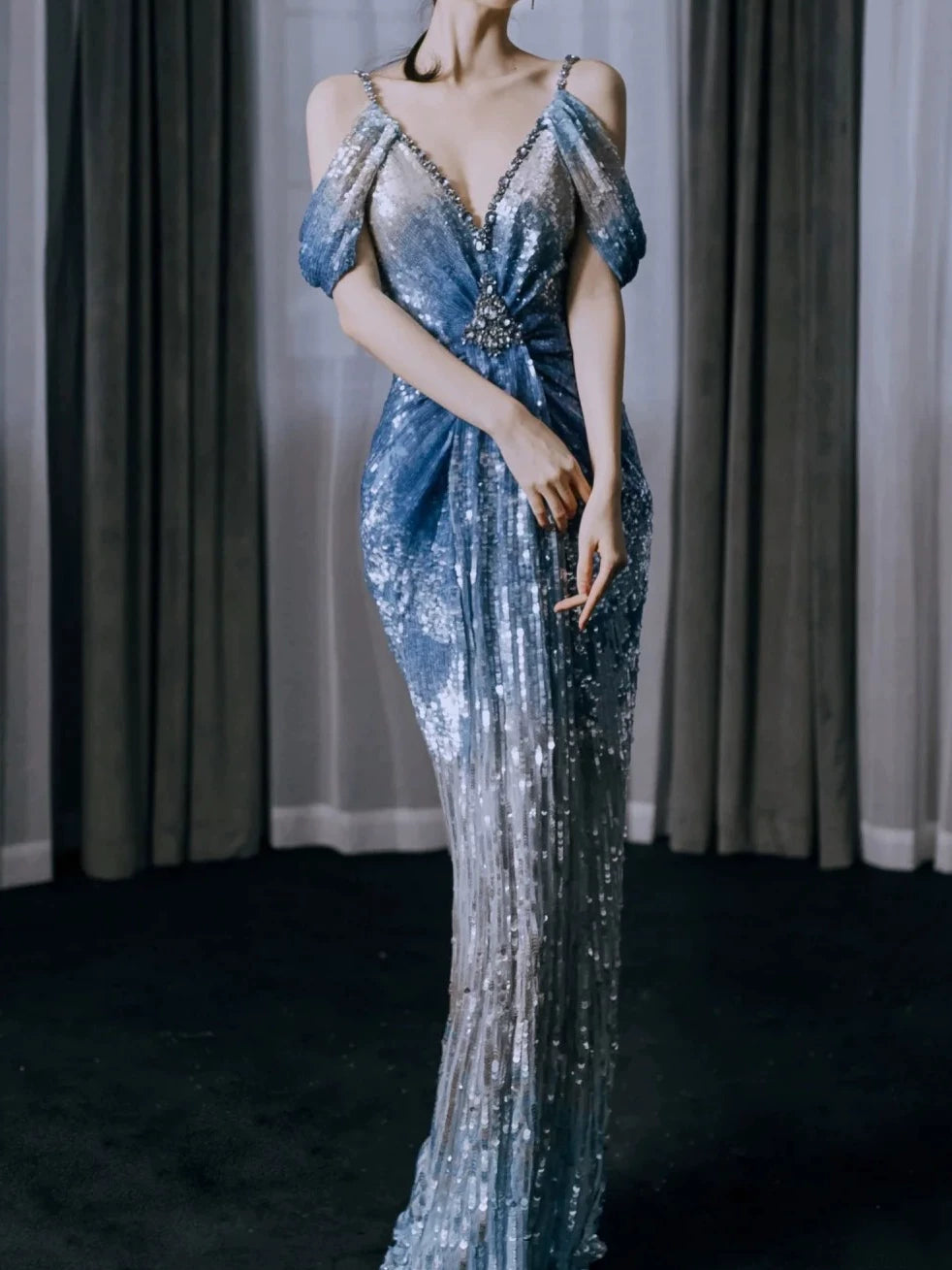 Robe de bal sirène modeste à col en V, sequins bleu ombré et plis, inspiration robe de soirée longue pour un 19e anniversaire AB2278