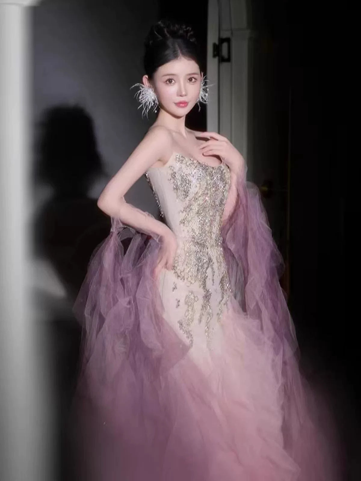 Luxuriöses, trägerloses Meerjungfrauen-Kleid aus rosa Tüll mit gestufter Schleppe – Inspiration für lange Partykleider, Abendkleider und Outfits zum 20. Geburtstag AB2235