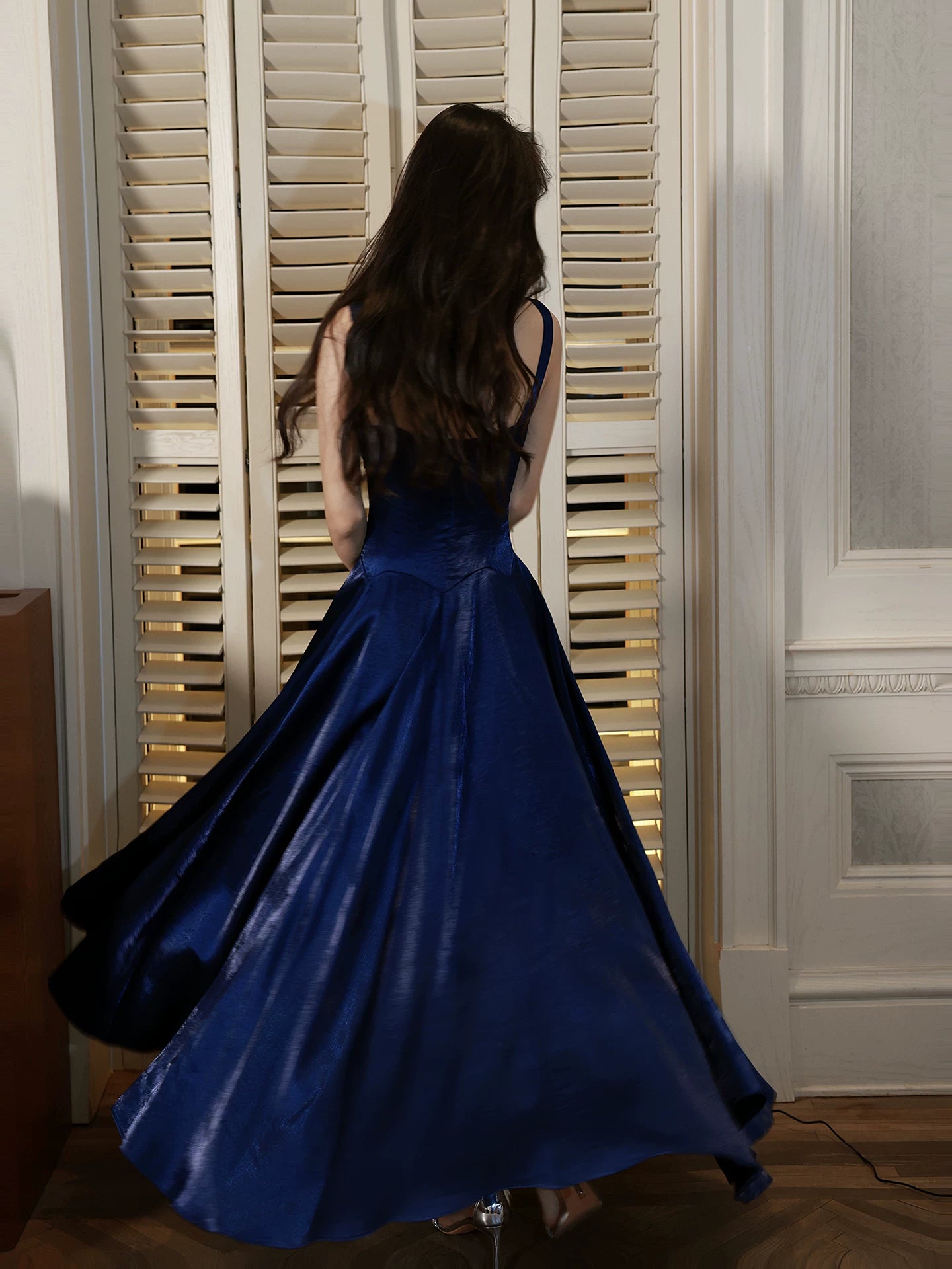 Robe de bal élégante bleu roi à fines bretelles, coupe trapèze, longueur cheville, plissée, N094