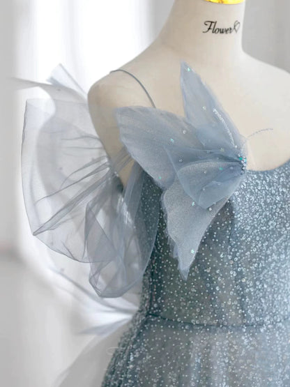 Robe de bal sobre à fines bretelles en tulle bleu poudré, inspiration pour une longue soirée de 20 ans ou un bal de promo (AB2332).