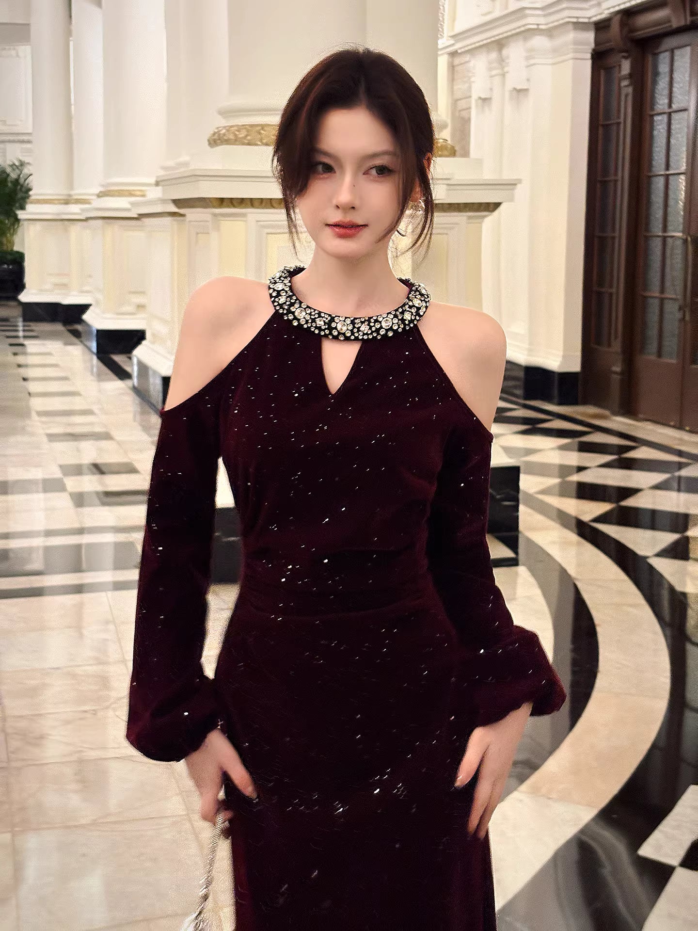 Robe de bal sirène sexy en velours bordeaux à col bijou, manches longues et longueur cheville, idéale pour un mariage ou un 22e anniversaire (AB2499)