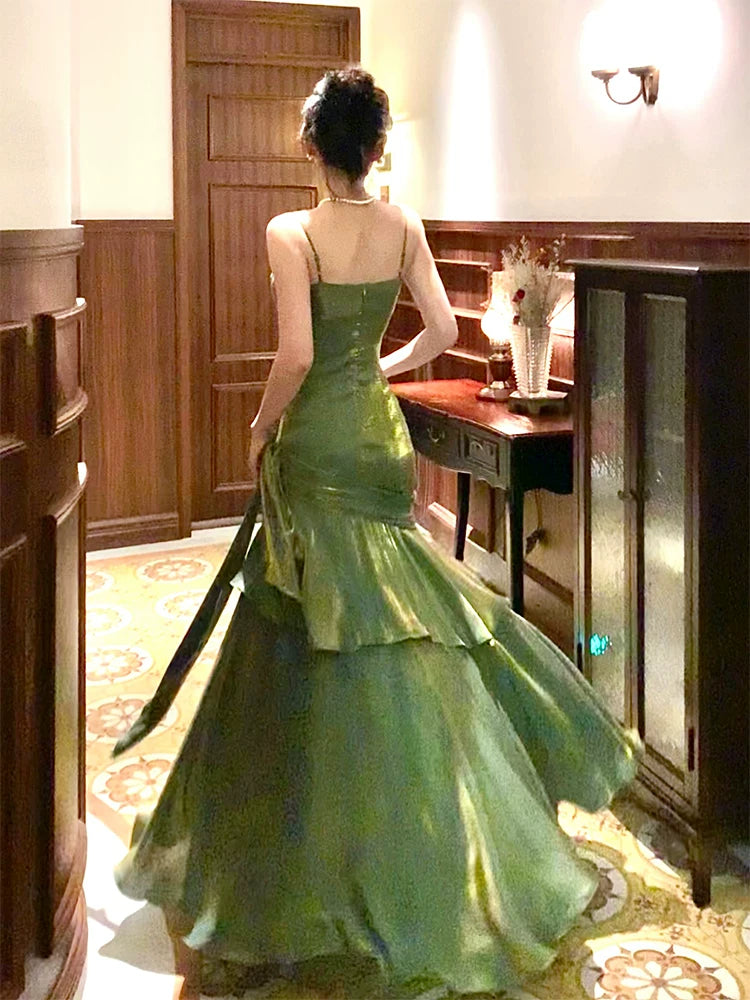 Robe de bal longue verte à fines bretelles style sirène, idéale pour les lycéennes, les jeunes filles et les jeunes filles. Parfaite pour une soirée de fin d'année ou un anniversaire (20 ans). Référence AB2501