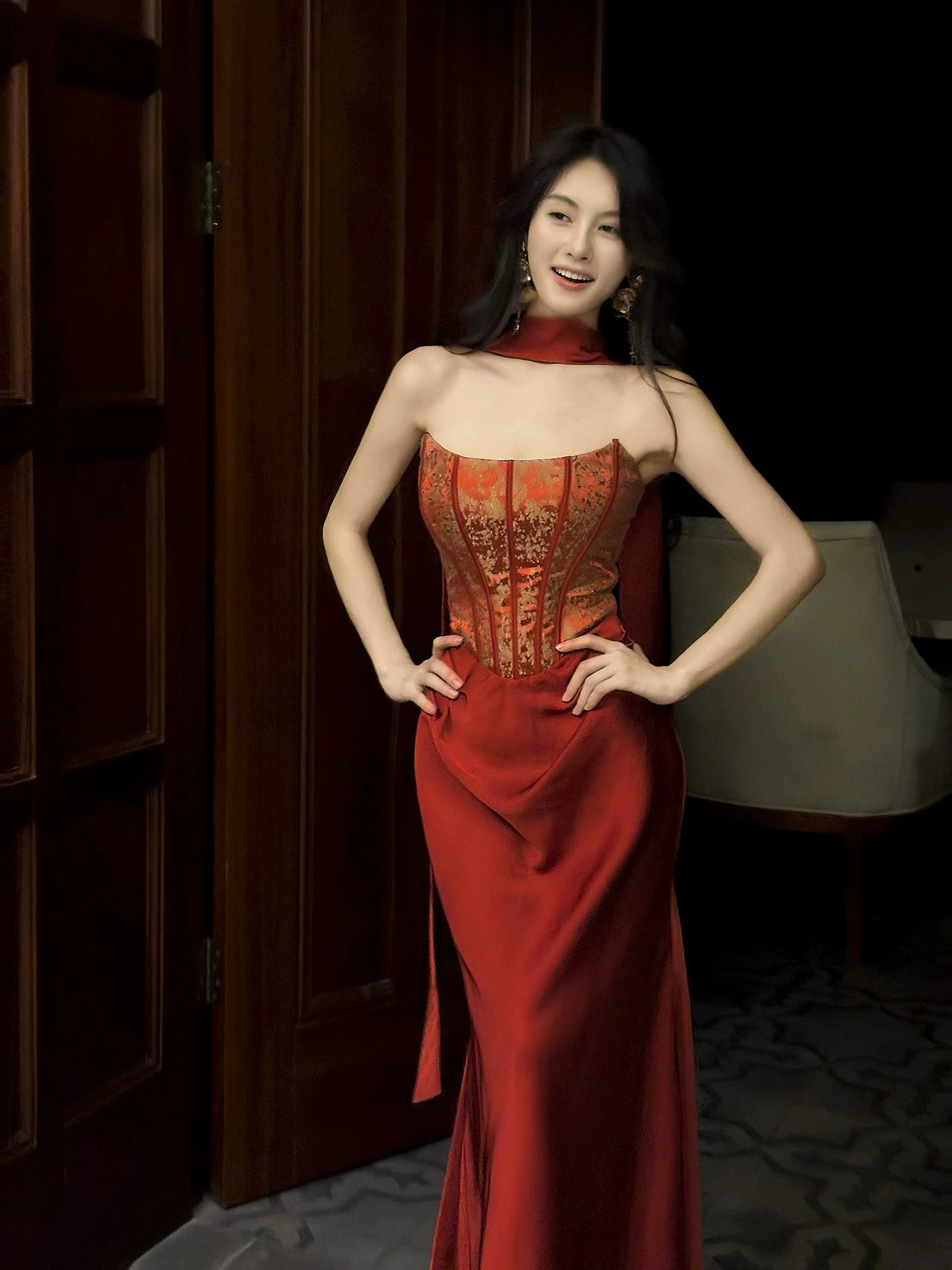 Robe de bal élégante sirène à fines bretelles, en satin bordeaux, longueur cheville, plissée, style sirène. Tenue idéale pour une remise de diplôme ou un anniversaire (N096)